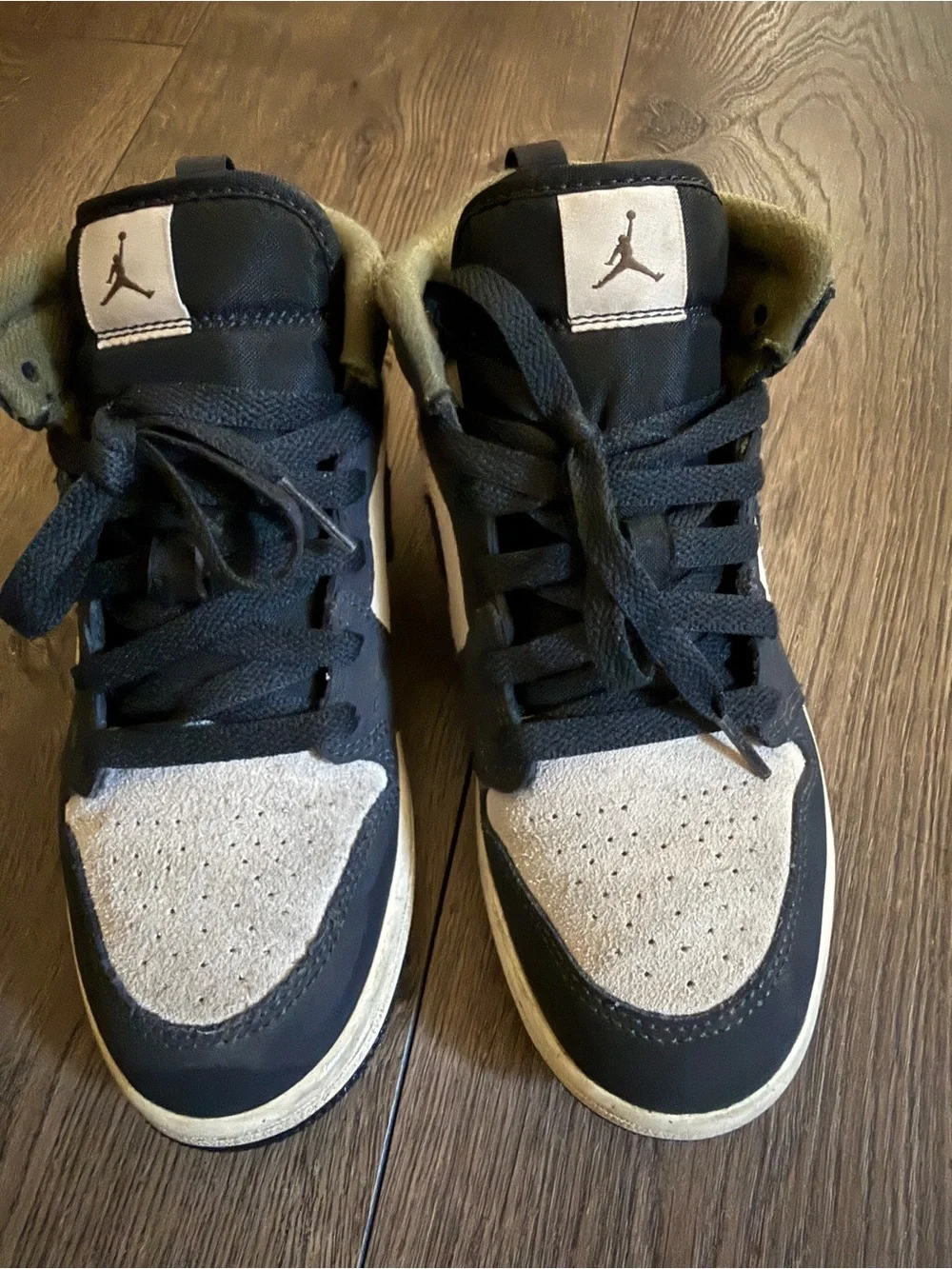 Nike Air Jordan retro 1 Mid SE Sneakers in Black and Light Gray
